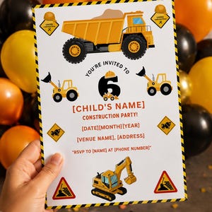 Könnte beinhalten: Eine rechteckige Einladungskarte zum Thema Baustelle mit einem gelben Muldenkipper, zwei gelben Traktoren und einem Bagger. Die Karte zeigt den Text 'YOU'RE INVITED TO 6 [CHILD'S NAME] CONSTRUCTION PARTY!' mit Platzhaltern für Datum, Ort und RSVP.