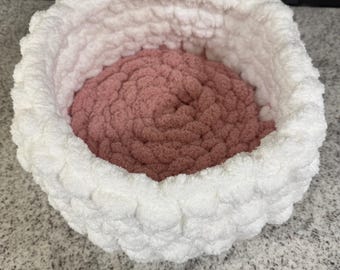 Cama para mascotas de ganchillo hecha a mano en rosa y blanco