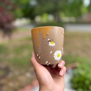 Vaso da fiori con ape e margherita dipinto a mano • Fioriera da giardino con effetto gocciolamento di miele