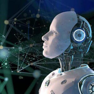 Puede incluir: Una cabeza de robot futurista de perfil, con un rostro liso y blanco y componentes metálicos. El robot tiene un auricular circular con una luz azul. Una red de líneas y puntos interconectados forma un telón de fondo.