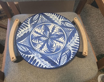 Plato decorativo español azul y blanco pintado a mano – Plato de pared de cerámica floral estilo Talavera – “Pintado A Mano” – Nuevo