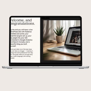 K&ouml;nnte beinhalten: Ein silberner Laptop, der eine Website auf seinem Bildschirm anzeigt, mit Text auf der linken Seite, der "Welcome, and Congratulations" lautet. Eine kleine Topfpflanze steht auf einer Holzoberfl&auml;che neben dem Laptop.