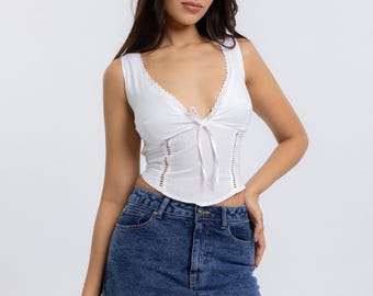 Top a corsetto con dettagli in pizzo: camicetta estiva bianca senza maniche con laccetti sul davanti