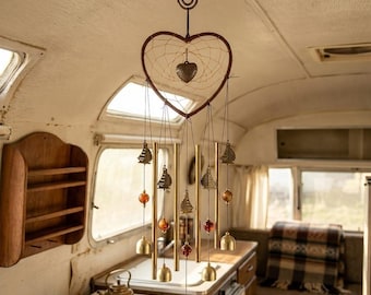 Campana de viento atrapasueños en forma de corazón, campana metálica estilo boho para colgar en la pared, ideal para la decoración de dormitorios, patios y caravanas.