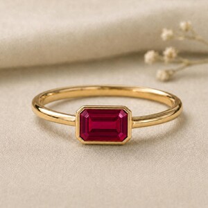 Bague de promesse délicate en rubis taille émeraude, sertie clos en or 14 carats, bague solitaire simple, cadeau de naissance de juillet, bague pour elle