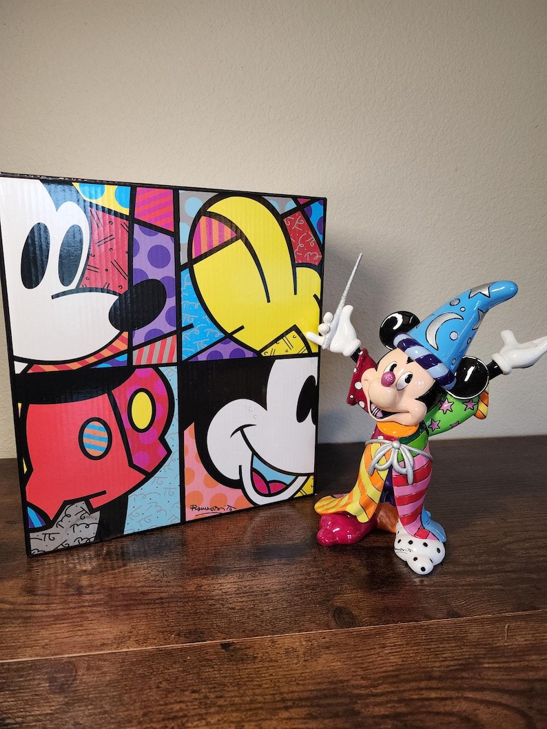 Figura de Mickey Mouse hechicero de Disney Romero Britto Fantasia Enesco con caja 8.75" imagen 2