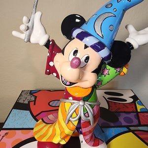 Figura de Mickey Mouse hechicero de Disney Romero Britto Fantasia Enesco con caja 8.75" imagen 1