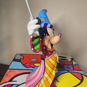 Figura de Mickey Mouse hechicero de Disney Romero Britto Fantasia Enesco con caja 8.75" imagen 7