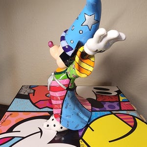 Figura de Mickey Mouse hechicero de Disney Romero Britto Fantasia Enesco con caja 8.75" imagen 5