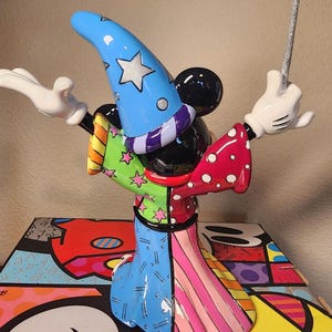 Figura de Mickey Mouse hechicero de Disney Romero Britto Fantasia Enesco con caja 8.75" imagen 6