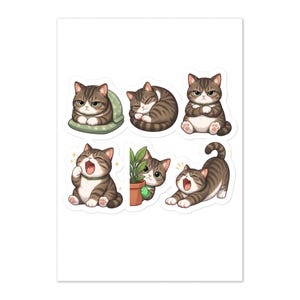 Puede incluir: Una hoja de pegatinas con seis ilustraciones de un gato atigrado marrón en varias posturas: sentado en una cama verde, durmiendo enroscado, sentado con los brazos cruzados, bostezando, asomándose tras una planta y estirando el cuerpo.