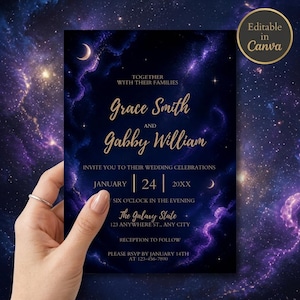 Puede incluir: Una tarjeta de invitación de boda rectangular con un fondo de galaxia azul oscuro y morado con texto dorado. La invitación incluye los nombres Grace Smith y Gabby William, la fecha 24 de enero de 20XX y detalles del lugar. Un círculo dorado dice Editable in Canva.