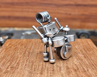 Schlagzeuger-Roboter-Anhänger | Handgefertigter Roboter-Musiker-Schmuck | Miniatur-Schlagzeug-Halskette | Geschenk für Musikliebhaber | Robotlander