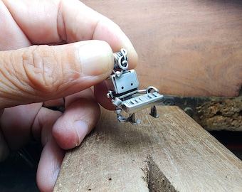 Anhänger in Form eines Keyboard-Spielers | Handgefertigter Schmuck in Form eines Robotermusikers | Miniatur-Keyboard-Halskette | Geschenk für Musikliebhaber | Robotlander