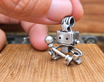 Roboter-Anhänger mit Sängermotiv | Handgefertigter Roboter-Musiker-Schmuck | Miniatur-Mikrofon-Halskette | Geschenk für Musikliebhaber | Robotlander