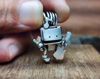 Roboter-Anhänger mit Bassgitarre | Handgefertigter Roboter-Musiker-Schmuck | Miniatur-Bassgitarren-Halskette | Geschenk für Musikliebhaber | Robotlander