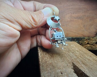Roboter-Anhänger mit Mond und Stern, handgefertigter Silberschmuck in Roboterform, Halbmond- und Sternanhänger, himmlischer Metallanhänger, originelles Roboter-Geschenk