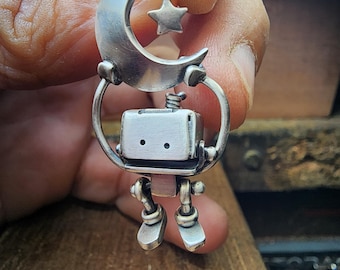 Roboter-Anhänger mit Mond und Stern, handgefertigter Silberschmuck in Roboterform, Halbmond- und Sternanhänger, himmlischer Metallanhänger, originelles Roboter-Geschenk