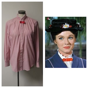 Könnte beinhalten: Ein langärmliges Hemd mit rosa und weißen Streifen, weißem Kragen und roter Schleife. Das Hemd befindet sich auf einer weißen Puppe.