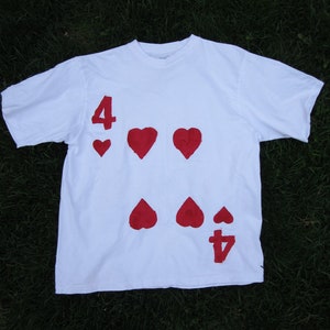 Upcycled Clothing Alice in Wonderland 4 of Hearts Royal Cardsman T-Shirt (bianca con disegno dipinto di rosso)