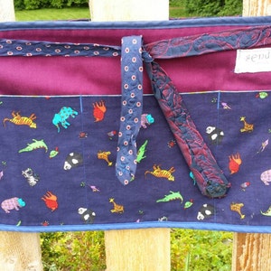 Delantal de camarero reciclado - Tejidos reciclados en morado ciruela y azul marino - 4 bolsillos Incorpora dos corbatas vintage para hombre para las correas