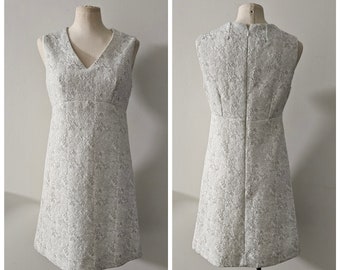 Vintage Clothing, 1960s Silver and White  Floral  Polyester Dress Vintage Knee Length Shift A-Line Dress Ladies Size S