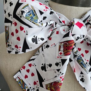 Abbigliamento Steampunk riciclato, papillon Cappellaio Matto, papillon con stampa di carte da gioco nere, bianche e rosse, papillon di Alice nel Paese delle Meraviglie, papillon di Tim Burton
