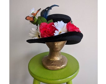 Upcycled Steampunk Kleidung - Mary Poppins Hut, Vintage schwarze Wollmütze mit schwarzen samt Trim, weiße Gänseblümchen, rote Rosen, Löffel voller Zucker