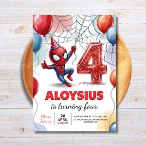 Puede incluir: Una invitación de cumpleaños con un personaje de dibujos animados de Spider-Man, globos y el número 4. El texto dice "ALOYSIUS cumple cuatro años", con fecha, hora e información de RSVP. El diseño incluye globos rojos y azules y un fondo de telaraña.