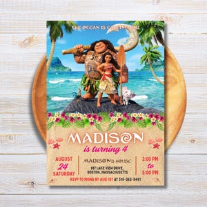Puede incluir: Una tarjeta de invitación de cumpleaños rectangular con los personajes de Moana y Maui en un fondo de playa con flores tropicales. El texto dice: THE OCEAN IS CALLING YOU, MADISON is turning 4, AUGUST 24 SATURDAY, 2:00 PM to 5:00 PM, MADISON'S HOUSE, 987 LAKE VIEW DRIVE, BOSTON, MASSACHUSETTS, RSVP TO MONA BY AUG 1ST 516-363-8491.