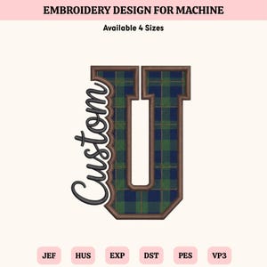 Könnte beinhalten: Ein Stickdesign für eine Maschine, das den Buchstaben U mit einem blau-grünen Karomuster und einem braunen Rand zeigt. Das Wort Custom steht in schwarzer Schreibschrift links neben dem Buchstaben. Der Text umfasst EMBROIDERY DESIGN FOR MACHINE, Available 4 Sizes, JEF, HUS, EXP, DST, PES und VP3.