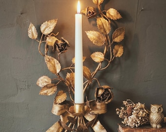 Aplique de pared con ramo de rosas florentinas doradas, portavelas de hojalata dorada, decoración de pared romántica estilo Chateaucore, década de 1960.