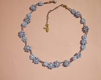 Gargantilha delicada em tons pastel com pérolas barrocas e flores de vidro checo.