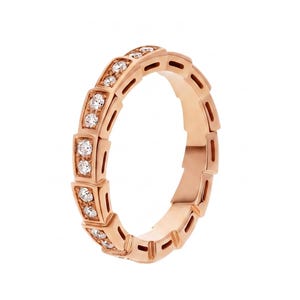 Op de afbeelding: Ros&eacute;gouden ring met een geometrisch ontwerp, met kleine, sprankelende edelstenen. De ring is een bandstijl, met een herhalend patroon van rechthoekige en vierkante vormen. De ring wordt op een witte achtergrond weergegeven. De merknaam "Eclisse Jewels" staat bovenaan.