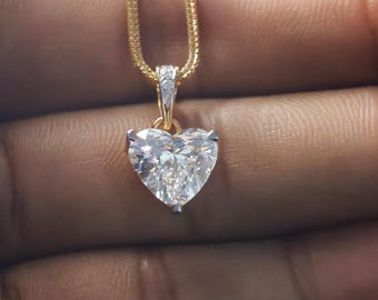 4 kt hartgeslepen diamanten hanger, 14 kt gouden solitaire ketting