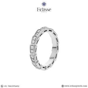 Op de afbeelding: Een zilveren ring met een herhalend patroon van rechthoekige secties, elk bezet met kleine, sprankelende diamanten. De ring heeft een modern, geometrisch ontwerp. De merknaam "Eclisse Jewels" is zichtbaar.