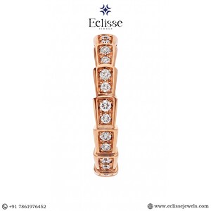 Op de afbeelding: Ros&eacute;gouden ring met een herhalend geometrisch ontwerp. Elk deel van de ring heeft een cluster van ronde, heldere edelstenen. De ring is van Eclisse Jewels.