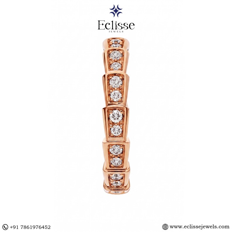 Op de afbeelding: Ros&eacute;gouden ring met een herhalend geometrisch ontwerp. Elk deel van de ring heeft een cluster van ronde, heldere edelstenen. De ring is van Eclisse Jewels.