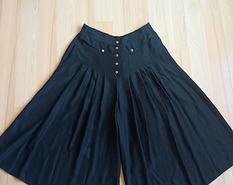 Vintage zwarte culottes – geplooide rok met wijde pijpen en gouden knopen