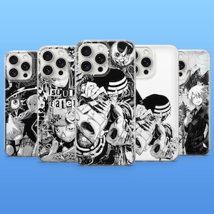 Op de afbeelding: Vijf telefoonhoesjes met zwart-wit manga-illustraties. De ontwerpen bevatten personages en tekst uit de "Soul Eater"-serie. De hoesjes hebben een glanzende afwerking en worden gepresenteerd tegen een blauwe achtergrond.