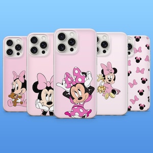 Op de afbeelding: Een verzameling roze telefoonhoesjes met Minnie Mouse-ontwerpen. De hoesjes tonen verschillende poses van Minnie, waaronder met een teddybeer, een strik en in een polkadotjurk. De hoesjes hebben een glanzende afwerking en een blauwe achtergrond.
