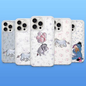 Könnte beinhalten: Fünf Handyhüllen mit Illustrationen von Eeyore aus Winnie Puuh. Die Hüllen haben ein Blumenmuster in Weiß, Rosa und Blau. Eeyore wird in verschiedenen Posen gezeigt, darunter mit Luftballons und einem Teddybär.