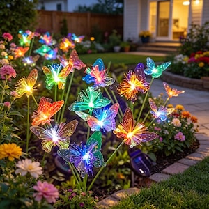 Puede incluir: Una escena de jardín presenta numerosas estacas de mariposas iluminadas. Las mariposas tienen alas coloridas y emiten un brillo brillante. Se colocan entre flores y vegetación, creando una exhibición exterior vibrante y decorativa.