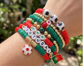 Conjunto de pulseiras para torcedores de futebol, modelo Heishi Bead Stack com a bandeira da seleção nacional, ideal para presentear mães de atletas e celebrar torneios de futebol. Pulseiras da amizade.