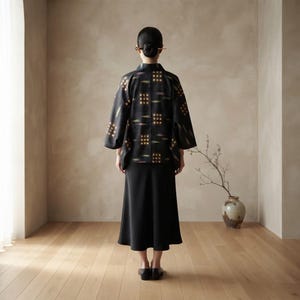 Ein Vintage-Haori aus reiner Seide. Er hat einen schwarzen Tsumugi-Unterstoff mit Kasuri-Gittermuster und Yabane-Motiv. 0085 / Kimono Haori Kimono