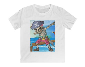 ダブポーズをする海賊スケルトンのキッズTシャツ｜海賊の頭蓋骨がダブポーズ、海の漫画