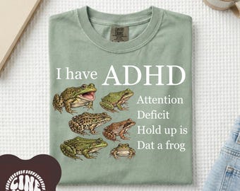 Ich habe ADHD lustiges Frosch-Grafik-T-Stück, Komfortfarben-T-Stück, lustiges Frosch-Shirt, Frosch-Liebhaber, grafisches T-Stück, Gag-Geschenk, humorvolle Persönlichkeits-Hemd