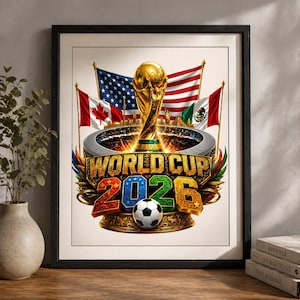 K&ouml;nnte beinhalten: Gerahmtes Kunstwerk mit dem FIFA World Cup 2026 Logo. Das Design zeigt die Weltmeisterschaftstroph&auml;e, einen Fu&szlig;ball und die Flaggen der USA, Kanadas und Mexikos. Der Text "WORLD CUP 2026" ist prominent dargestellt.