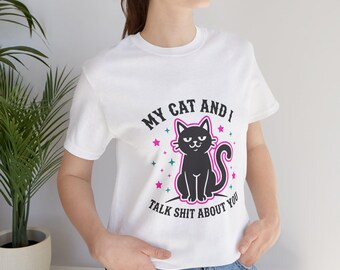 Maglietta con la scritta "Io e il mio gatto parliamo male di te" / Grafica di un simpatico gatto nero