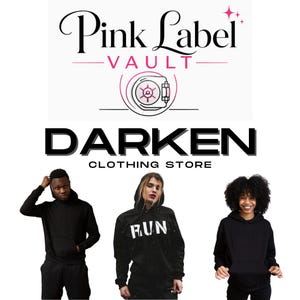 Może przedstawiać: Grafika promocyjna dla Pink Label Vault i Darken Clothing Store przedstawiająca trzy czarne bluzy z kapturem. Jedna bluza ma biały napis RUN na klatce piersiowej. Logo zawiera ikonę sejfu i różowe akcenty w kształcie gwiazdek.